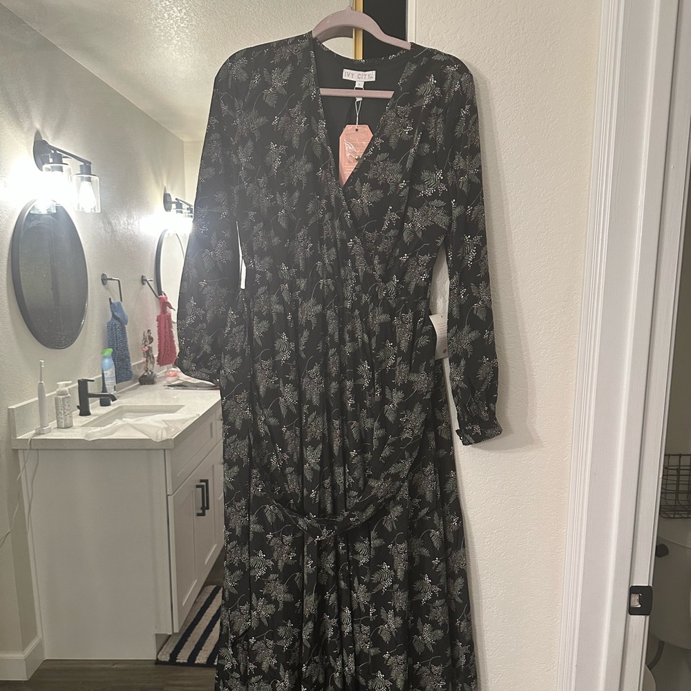 Ivy City Co Holly Berry Maxi Large- New with tags